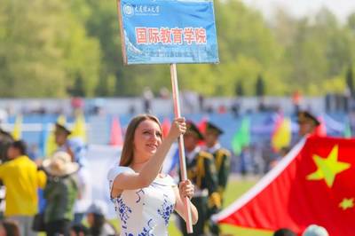 大工运动会举牌女神惊艳亮相，国际教育学院风采尽显